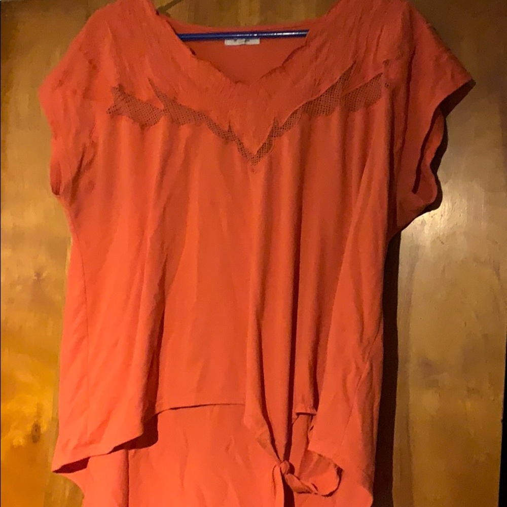 Maurice’s orange/red top, Print on the top